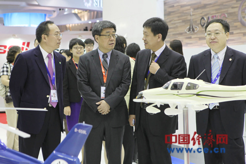 中航工業(yè)副總經理張新國視察展臺