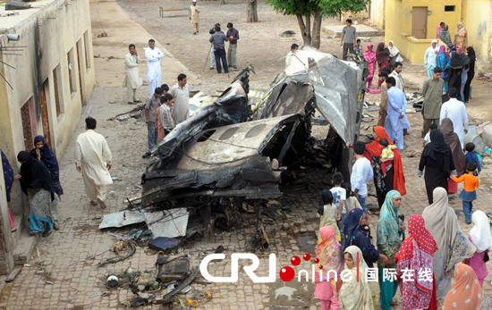 當(dāng)?shù)貢r(shí)間2012年4月22日,巴基斯坦民眾來(lái)到客機(jī)墜毀現(xiàn)場(chǎng)悼念遇難者(國(guó)際在線/CFP)