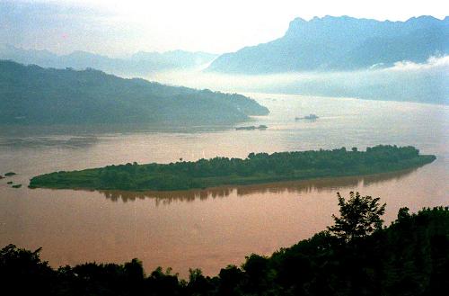 千秋三峽 世紀(jì)偉業(yè)——三峽工程見證新中國60年發(fā)展足跡 這是中堡島的原始地貌(資料照片)。三峽工程于1994年12月14日正式開工,工程采用分期導(dǎo)流方式,分三期進(jìn)行施工,以中堡島為分界點(diǎn)向兩側(cè)延伸,分別修建左岸和右岸大壩。 “截?cái)辔咨皆朴,高峽出平湖”,隨著設(shè)計(jì)建設(shè)任務(wù)的如期完成,歷經(jīng)近17年的建設(shè),舉世矚目的三峽工程將一代偉人的豪邁設(shè)想變?yōu)楝F(xiàn)實(shí)。承載著共和國水利輝煌夢想的三峽工程,鑄就了惠及千秋的民生水利。 三峽工程凝聚了幾代中央領(lǐng)導(dǎo)集體和全國人民的智慧與力量。1978年至1988年,三峽工程基本完成了建設(shè)的決策準(zhǔn)備;1988年至1998年,三峽工程正式開工并實(shí)現(xiàn)大江截流;1998年至2008年,三峽樞紐主體工程、輸變電工程和移民工作基本完成,三峽水庫實(shí)現(xiàn)了175米蓄水的最終目標(biāo)條件,使夢想變?yōu)楝F(xiàn)實(shí)。 新華社發(fā)